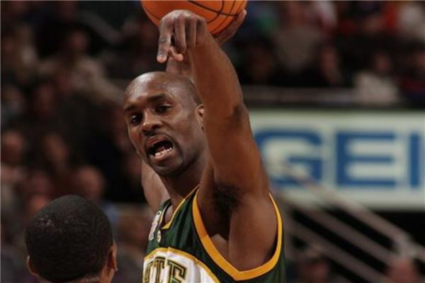 举足轻重的 举足轻重的